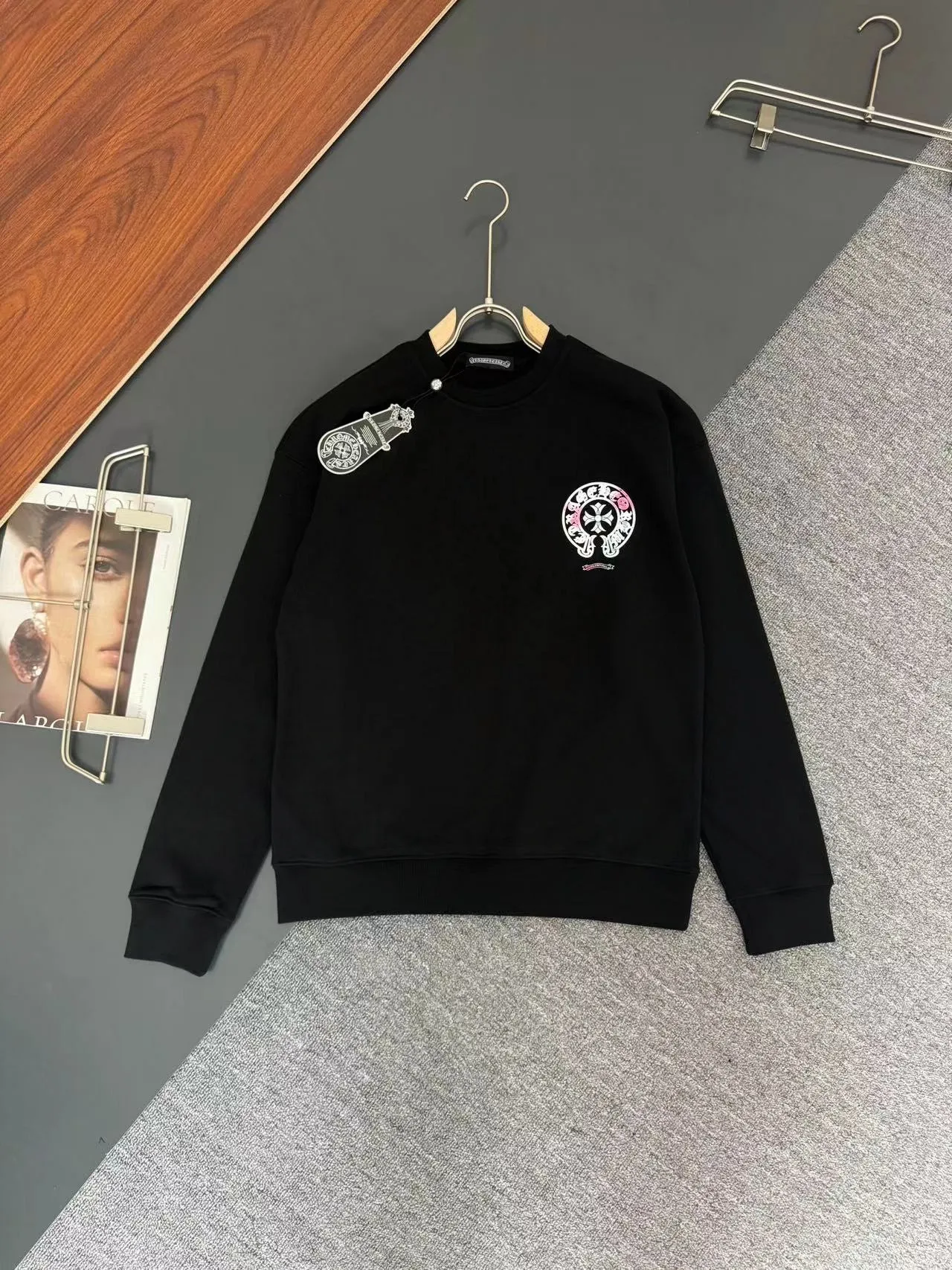 P240 Chrome Hearts*Chrome Hearts* The latest round-neck fashionable long-sleeved sweatshirt for autumn and winter, with printed logo design and 400 grams of pure cotton fabric! It is close to the skin and comfortable, durable and easy to wear. The original factory craftsmanship is meticulous. It is a must-have for casual wear. Size S M L XL XXL